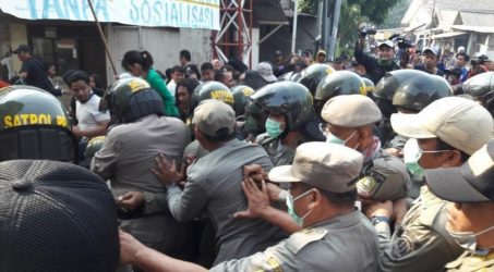 Penggusuran di Bekasi Berakhir Bentrokan Antara Warga dengan Satpol PP