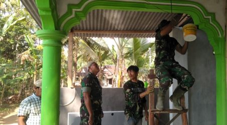 Pastikan Beres, Tim Bintal Rem 083/Bdj Cek Langsung Renovasi Mushola.