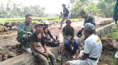 Waktu Istirahat, Satgas TMMD Dan Rakyat Saling Bercengkrama