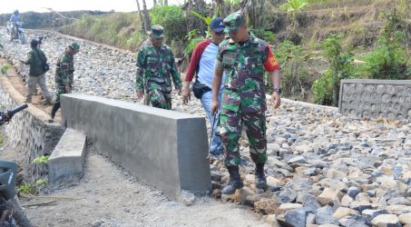 Cek Renovasi Jembatan , Dansatgas TMMD minta Pembangunan Dipercepat