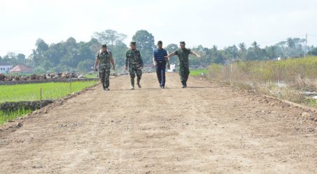 Memotivasi Pasukannya Dansatgas TMMD Ke 105 Kodim 0825/Banyuwangi Turun Gunung