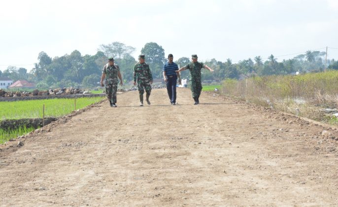 Memotivasi Pasukannya Dansatgas TMMD Ke 105 Kodim 0825/Banyuwangi Turun Gunung