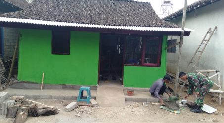 Rumah Dipugar.  Ibu Farida : ” Allah SWT menurunkan berkahnya melalui TMMD Ke 105 “