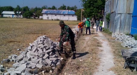 Bersama Warga, Satgas TMMD Bojonegoro Pavingisasi Jalan Dusun Kumprit