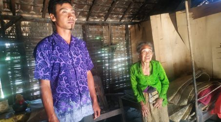 Kata Kepala Dusun Kedunglele : “Umur mbah Karsi berdasarkan kira – kira.”