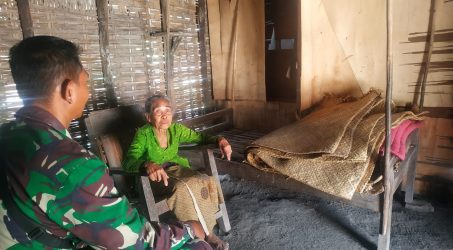 Rumah bambu Nenek 74 tahun dibongkar. Mbah karsi : ” Terima Kasih pak Tentara.”