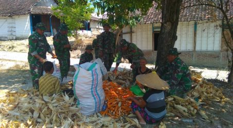 Tingkatkan Silaturahmi, Personel Satgas TMMD 105 Bojonegoro Komsos Dengan Warga