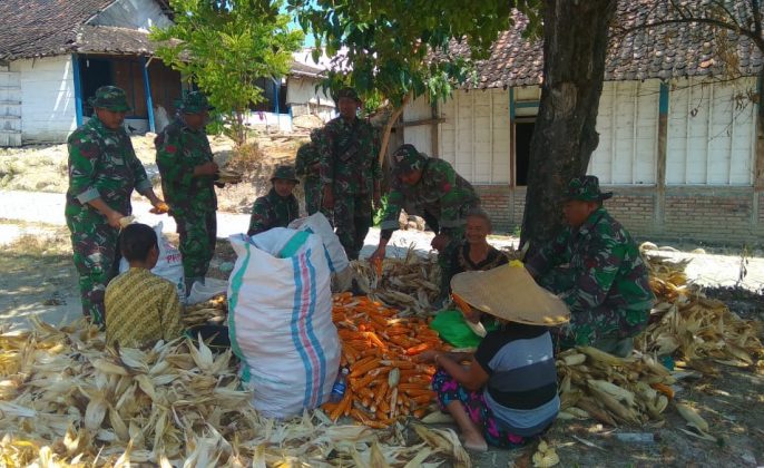 Tingkatkan Silaturahmi, Personel Satgas TMMD 105 Bojonegoro Komsos Dengan Warga