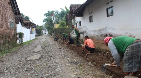 Jumat Manfaat, TMMD 105 Banyuwangi Bersama Masyarakat Kerja Bakti