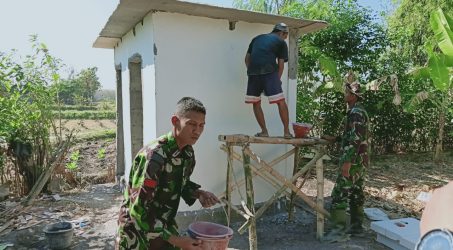 TNI dan Warga Sumengko Bangun Sarana MCK Umum