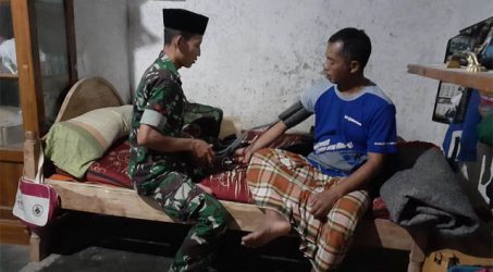 Timkes Satgas TMMD 105 Banyuwangi Cek Kesehatan Warga