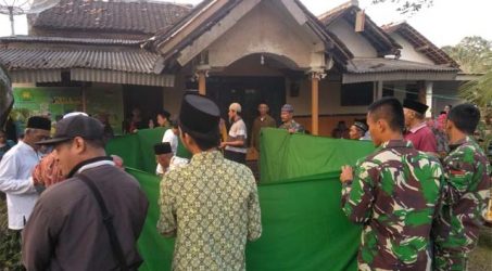 Satgas TMMD Bergotong Royong Pada Prosesi Pemakaman Warga