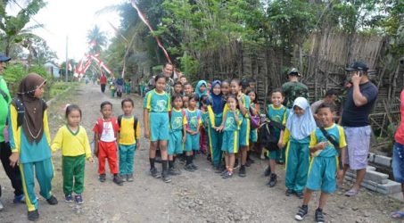 Siswa-siswi SDN Sampaikan Terima Kasih Jalannya Di Bangun Oleh Satgas TMMD