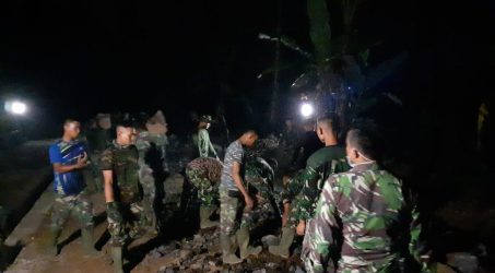 Lembur, Pengerjaan Jalan oleh satgas TMMD Ke 105 Kodim 0825/Banyuwangi berjalan penuh semangat