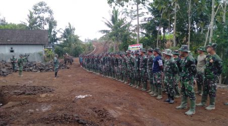 Semangat Prajurit TNI AD Bangun Desa ditengah Hujan