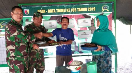 Wujudkan Rasa Syukur, Warga Setail ini Berikan Makanan untuk Satgas TMMD