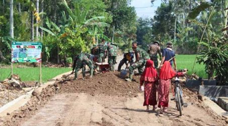 Satgas TMMD 105 Banyuwangi Tak Kenal Hari Libur