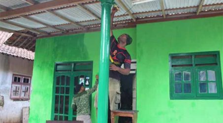 Personel TMMD Banyuwangi Mengecat Rumah Warga Yang Ditempatinya