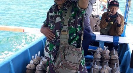 Perbaiki Ekosistem, Poskamladu Trenggalek bersama tanam terumbu karang