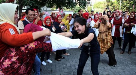 Serunya Lomba Estafet Kaos Ala Dinsos Surabaya