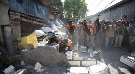 Tembok yang Dibangun Diatas Jalan akhirnya Dibongkar Satpol PP Surabaya