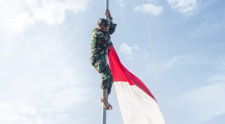 Tali Bendera Macet, Tentara Ini Panjat Tiang