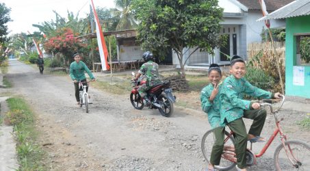 Jalan Paving Jadi Arena Bermain Bagi Anak-anak