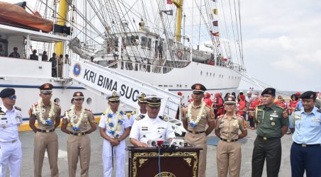 Tiba di Filipina KJK AL disambut Angakatan Laut Filipina