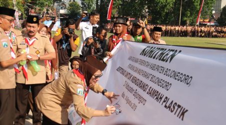 Bersama Kapolres, Dandim Bojonegoro Dampingi Bupati Pimpin Apel Besar Hari Pramuka