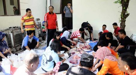 Peringati Hari Raya Idul Adha, DPRD Surabaya Berkurban 2 Ekor Sapi