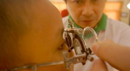 Gapopin bagi- bagi kacamata gratis siswa SD di Tulungagung