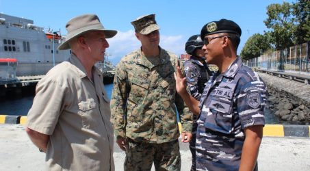 Tiba di Banyuwangi, Kapal Perang USNS Fall River dapat sambutan hangat TNI AL