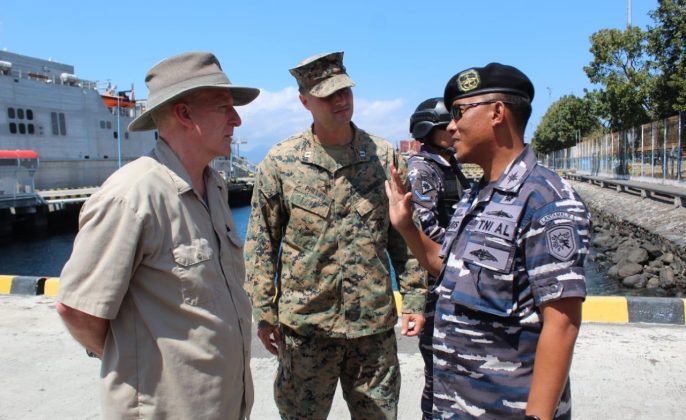 Tiba di Banyuwangi, Kapal Perang USNS Fall River dapat sambutan hangat TNI AL