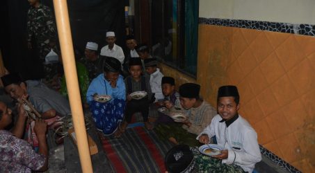 Asyiknya Makan Bersama Warga