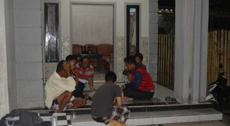 Babinsa Bersama Masyarakat Binaannya Melaksanakan Ronda Malam
