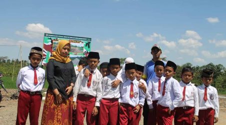 Siswa SDI Raudlatut Thalabah Setail Bersyukur Jalan Desanya Sudah Dibangun