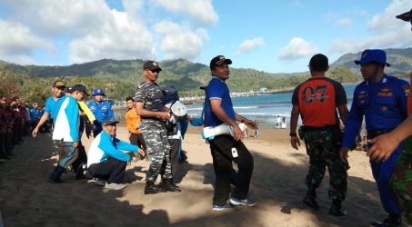 Prajurit TNI AL bersihkan sampah Plastik di Pantai Perigi Trenggalek