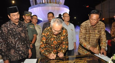 Percantik kota Pemkab Gresik bangun  Tugu