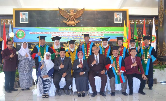 284 Mahasiswa STIKES Pemkab Jombang Ikut Prosesi Wisuda