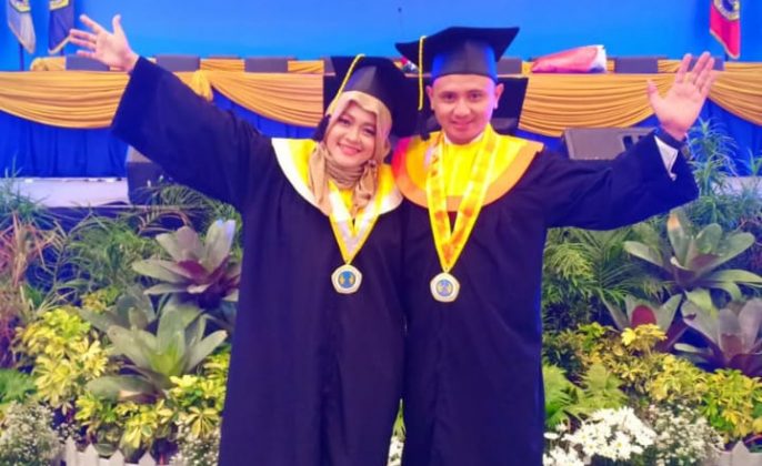 Pasutri Ini Raih Cumlaude dan Wisuda Bersama-sama 
