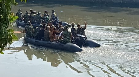 Sambut HUT TNI, Ribuan Prajurit Bersih – Bersih Kali Mas
