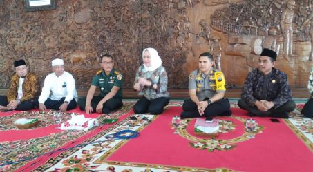 Kedatangan Jamaah Haji disambut Bupati, Dandim, Kapolres dan ketua DPRD Bojonegoro