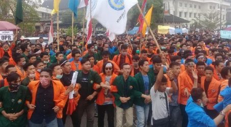 Demo Jambi Ricuh, 3 Mahasiswa Tumbang Ditembak Gas Air Mata