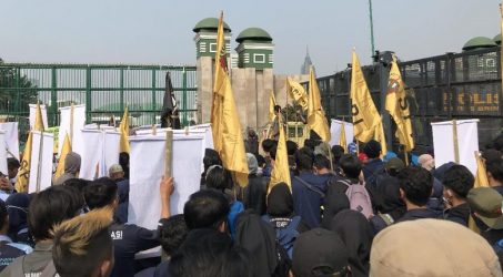Gedung DPR RI Kembali Digeruduk Massa Mahasiswa dan Petani