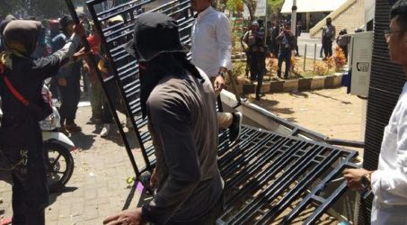 Kericuhan Pecah di Tengah Aksi Mahasiswa Makassar, Polisi Tembakkan Gas Air Mata
