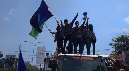 Aksi Tolak UU KPK Meluas, Mahasiswa Blokir Jalan dan Sandera Truk