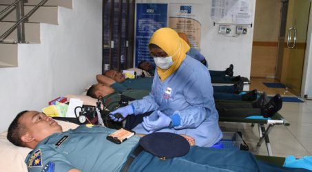 Prajurit Kodiklatal Ikuti Donor Memperingati HUT ke- 74 RRI