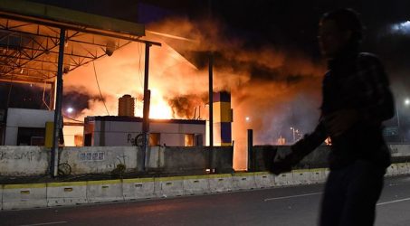 Demonstrasi Mahasiswa Berujung Ricuh, 3 Pos Polisi dan 2 Gerbang Tol Dibakar