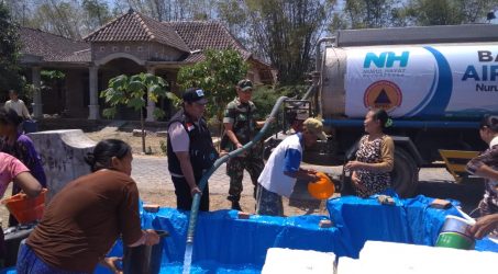 Babinsa Koramil Tambakrejo Bantu Droping Air Bersih Di Desa Gamongan