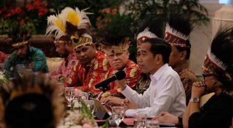 Presiden Jokowi Janjikan Posisi di BUMN Bagi Seribu Sarjana Asal Bumi Cendrawasih